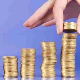 serie with columns of "gold" coins and fingers