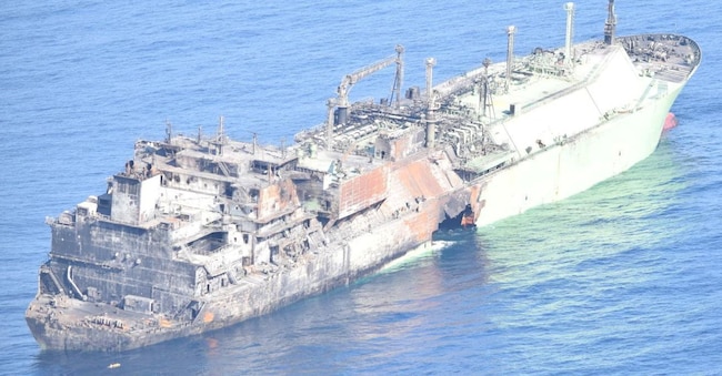 La nave metaniera russa, l’Arctic Metagaz, danneggiata all’inizio di questo mese e attualmente alla deriva senza equipaggio, galleggia in acque internazionali nel Mar Mediterraneo tra Malta e le isole italiane di Lampedusa e Linosa, in questa foto fornita il 13 marzo 2026. Marina Militare/Foto fornita via REUTERS via REUTERS