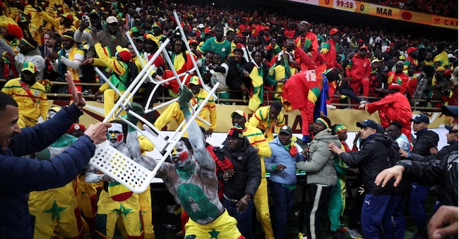 Disordini tra i tifosi senegalesi durante la finale di Coppa d’Africa contro il Marocco
