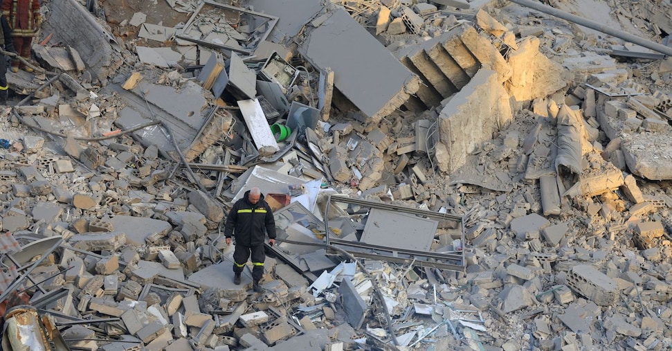 Bombe Usa vicino Hormuz. Raid Israele su Beirut: 6 morti