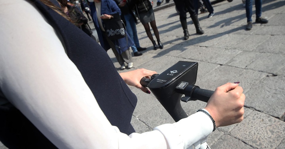 monopattini in arrivo l8217obbligo di targhe e assicurazioni multe fino a 400 euro