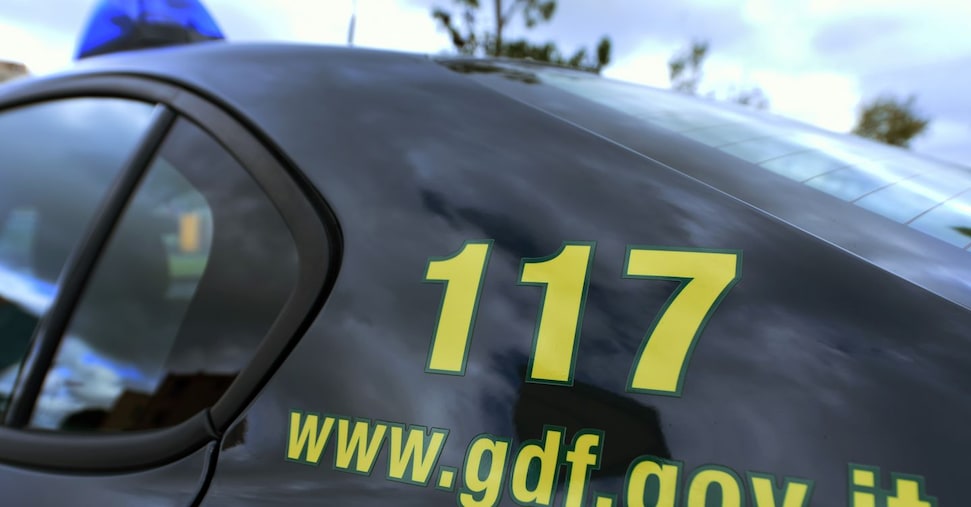 gdf sequestrato impianto con 17 tonnellate di sigarette generava profitti da 700mila euro al giorno
