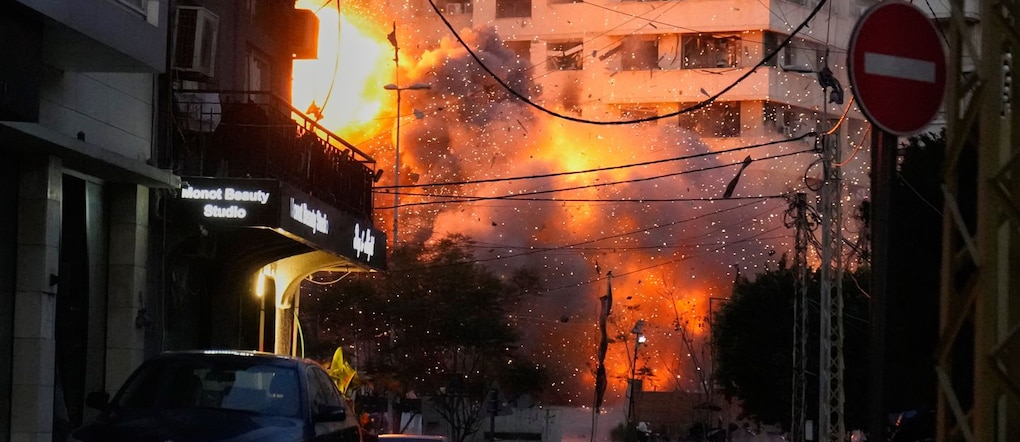 Un'esplosione si verifica in un edificio in seguito a un attacco israeliano nel centro di Beirut, in Libano, mercoledì 18 marzo 2026. (AP Photo/Hussein Malla)    Associated Press / LaPresse Solo Italia e Spagna