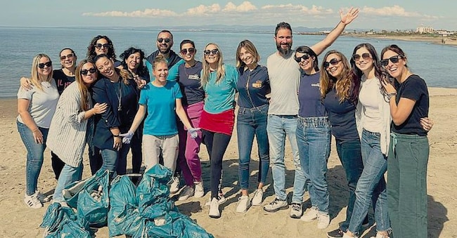 Attività di team building dedicata alla pulizia della spiaggia di Focene in provincia di Roma organizzata da Con.Te.it
