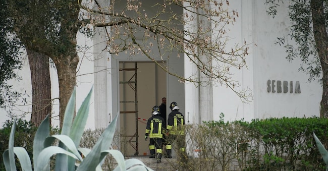 Vigili del fuoco al lavoro all’esterno del Padiglione Serbia, ai giardini della Biennale , dove stamane si è sviluppato un incendio sul tetto del padiglione, durante i lavori di ristrutturazione dell’edificio., Venezia 18 marzo 2026. ANSA/ANDREA MEROLA