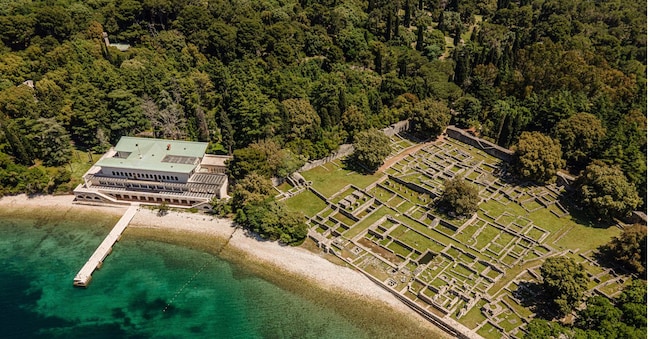 Panorama di Villa Brionka con accanto i resti di un castrum bizantino (foto di Tom Wagner)