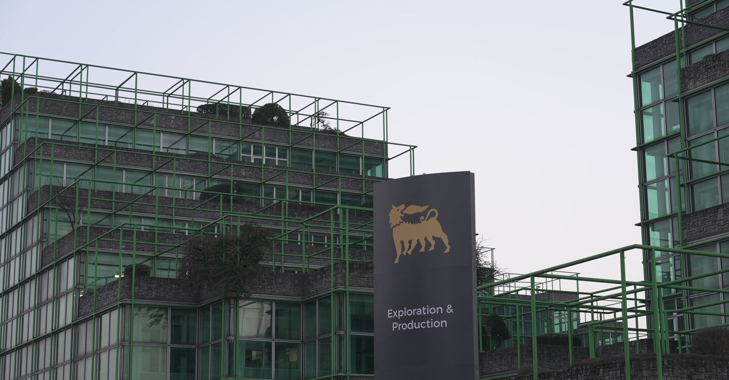 Eni: nuovo piano da 5 miliardi l’anno al 2030. Cedola straordinaria con il Brent sopra i 90 dollari al barile