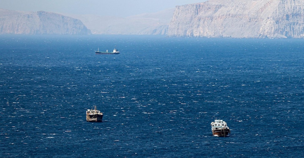 Quasi 1.200 navi bloccate a Hormuz, crescono i premi per le merci