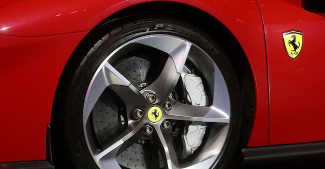 Il logo Ferrari è visibile sul volante della Testarossa 849 durante un evento tenutosi a Mumbai, in India, il 14 marzo 2026. REUTERS/Francis Mascarenhas REUTERS