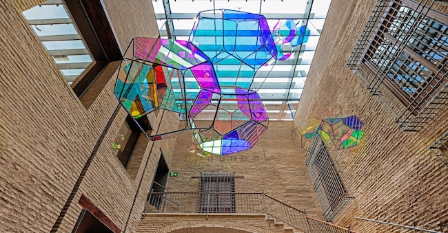 L’ingresso del Centro de Arte della Fundación Hortensia Herrero a Valencia con due opere site-specific: è sospesa “Corona Australis 38.39”(2023), di Tomás Saraceno e, sul fondo, “Tempesta”(2022), di Jaume Plensa. ©Adolfo Benetó