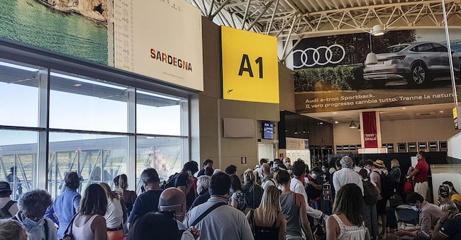 Aeroporto di Olbia Costa Smeralda,   code all’imbarco
 (Imagoeconomica)