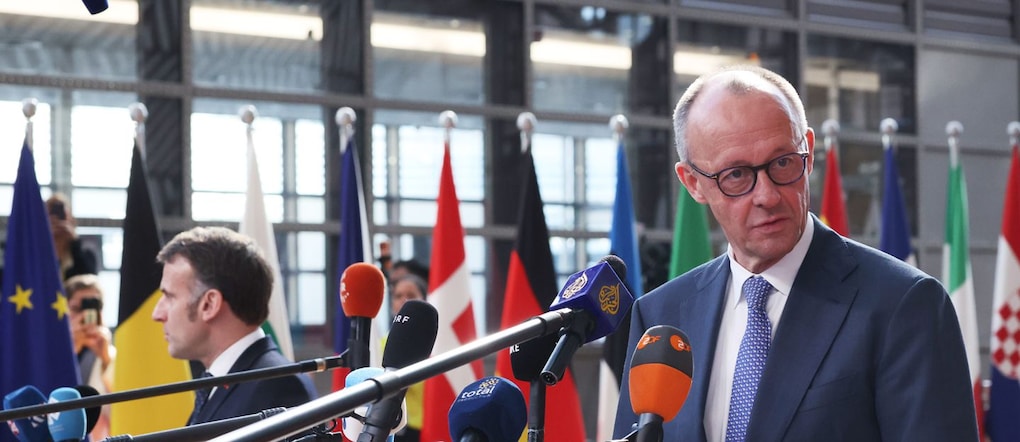 Il cancelliere tedesco Friedrich Merz, a destra, e il presidente francese Emmanuel Macron, a sinistra, parlano con i giornalisti al loro arrivo al vertice UE presso la sede del Consiglio europeo a Bruxelles, giovedì 19 marzo 2026. (AP Photo/Omar Havana) APN