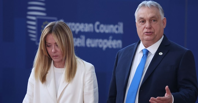 La presidente del Consiglio italiana Giorgia Meloni parla con il primo ministro ungherese Viktor Orbán  APN