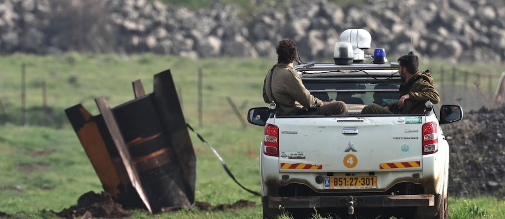 Soldati israeliani ispezionano i resti di un missile balistico iraniano caduto in un campo aperto in una località non resa nota nelle Alture del Golan annesse da Israele, vicino al confine con la Siria, il 19 marzo 2026. L'esercito israeliano ha riferito di aver individuato missili lanciati dall'Iran a seguito dei precedenti attacchi statunitensi e israeliani.  EPA/ATEF SAFADI EPA