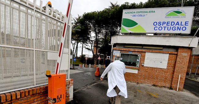 L'ospedale per la cura della malattie infettive 'Cotugno' di Napoli  (ANSA / Ciro Fusco)