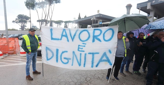 Operai dei servizi bloccano l'ingresso merci allo stabilimento Stellantis di Cassino.  (ANSA / Antonio Nardelli)