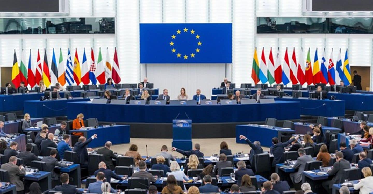 https://i2.res.24o.it/images2010/S24/Documenti/2026/03/20/Immagini/Ritagli/parlamento-ue-U62562827353gAN-1440x752@IlSole24Ore-Web.jpg