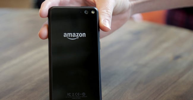 FOTO D'ARCHIVIO: Un rappresentante di Amazon presenta il nuovo smartphone Fire dell'azienda presso la sede centrale di Seattle, nello Stato di Washington, il 18 giugno 2014.  REUTERS/Jason Redmond/Foto d'archivio REUTERS
