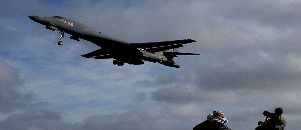 FOTO D'ARCHIVIO: Alcuni passanti scattano foto mentre un bombardiere B-1 dell'USAF si avvicina per atterrare alla base aerea di RAF Fairford, utilizzata dal personale dell'Aeronautica Militare degli Stati Uniti (USAF), sullo sfondo del conflitto tra Stati Uniti e Israele con l'Iran, a Fairford, nel Gloucestershire (Regno Unito), il 17 marzo 2026. REUTERS/Toby Melville/Foto d'archivio Reuters