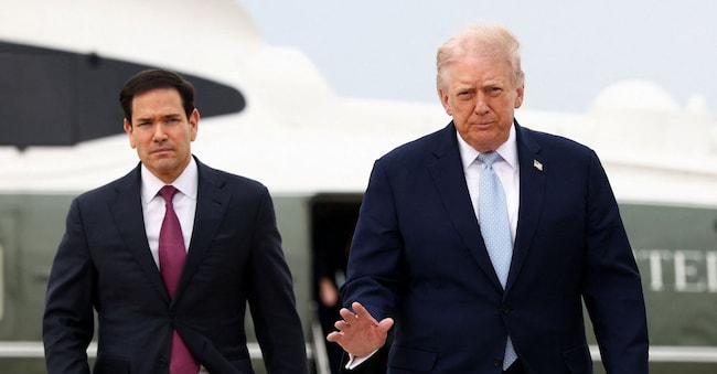 Il presidente americano Donald Trump, con il segretario di Stato Marco Rubio, prima di imbarcarsi sull’Air Force One REUTERS