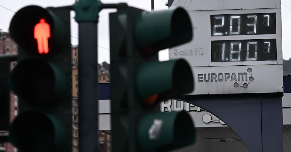 taglio accise carburanti oltre il 10 dei distributori italiani aumenta i prezzi nonostante il decreto