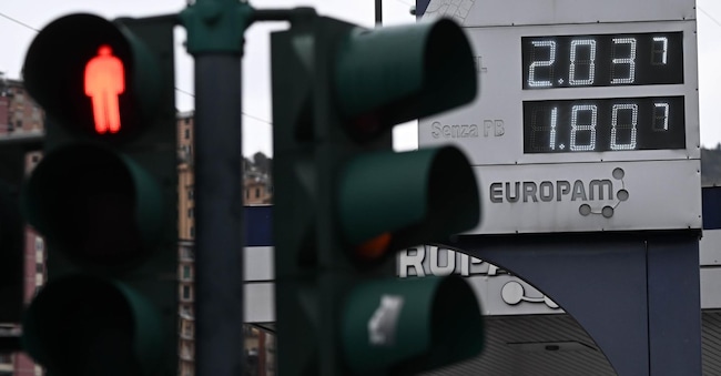 Il prezzo del carburante in forte aumento, in particolare il gasolio, ha superto i 2 euro al litro in alcuni distributori genovesi. Genova, 10 marzo 2026. ANSA/LUCA ZENNARO (generica benzina, super senza piombo, gasolio, distributore, carburanti, prezzo alla pompa, accise) ANSA
