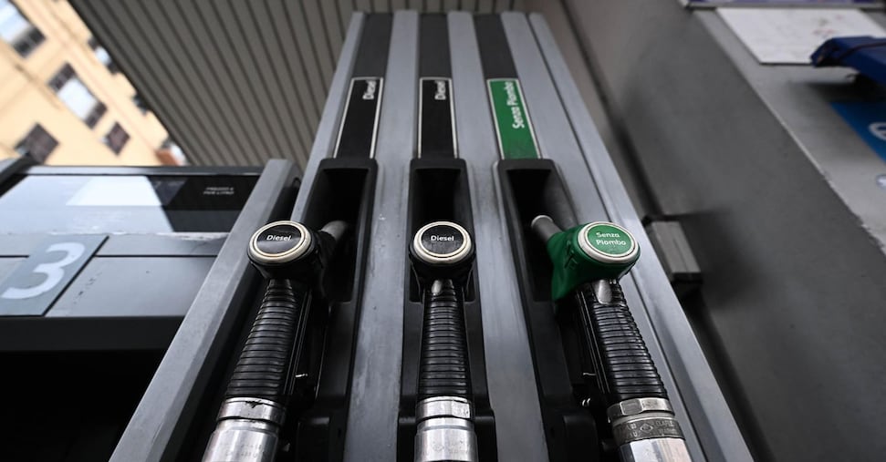 Taglio dei carburanti, più di un distributore su 10 ha alzato i prezzi dopo il decreto