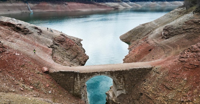 Il Lago artificiale di Santa Giustina in Val di Non, dove in questi giorni il basso livello delle acque lascia riemergere i vecchi ponti e le strade che restano invece sommersi per la maggior parte del anno, Predaia (Trento), 16 Marzo 2026, Ansa/Andrea Fasani  ---- The artificial lake of Santa Giustina in Val di Non, Italy, where in recent days the low water level has allowed the old bridges and roads that remain submerged for most of the year to re-emerge, Predaia (Trento), 16 March 2026, Ansa/Andrea Fasani ANSA
