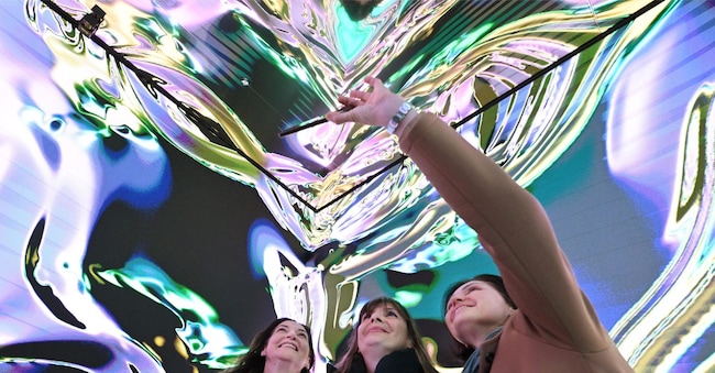 I visitatori scattano una foto mentre visitano l'installazione interattiva «Hyper Portal», parte della mostra Fuorisalone Design Week, Milano, Italia, 8 aprile 2025.  ANSA/DANIEL DAL ZENNARO