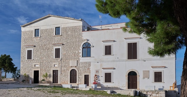 La masseria pugliese dove ha sede la coop sociale «A mano libera»