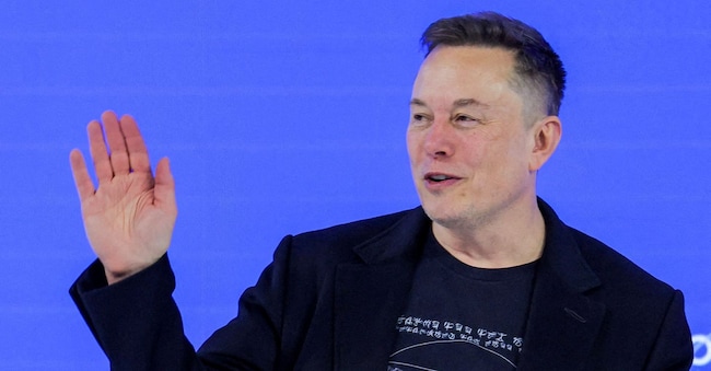 FOTO D'ARCHIVIO: Elon Musk saluta la folla durante la 56ª edizione del Forum economico mondiale (WEF) a Davos, in Svizzera, il 22 gennaio 2026. REUTERS/Denis Balibouse/Foto d'archivio REUTERS