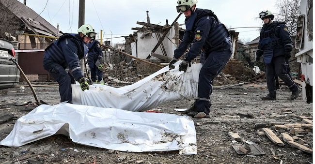I soccorritori trasportano un sacco contenente il corpo di una persona ritrovato sotto le macerie di un edificio colpito dai droni russi durante gli attacchi contro l’Ucraina, a Zaporizhzhia, 21 marzo 2026. REUTERS/Stringer REUTERS
