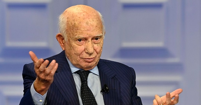 Cirino Pomicino durante la puntata della trasmissione televisiva “Porta a Porta” condotta da Bruno Vespa e in onda su Rai Uno, Roma, 29 settembre 2022. ANSA/RICCARDO ANTIMIANI ANSA