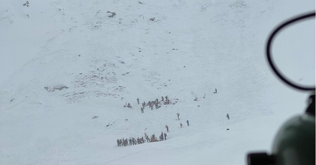 La maxi operazione di soccorso dopo il distacco della valanga sul Tallone Grande, a Racines ANSA