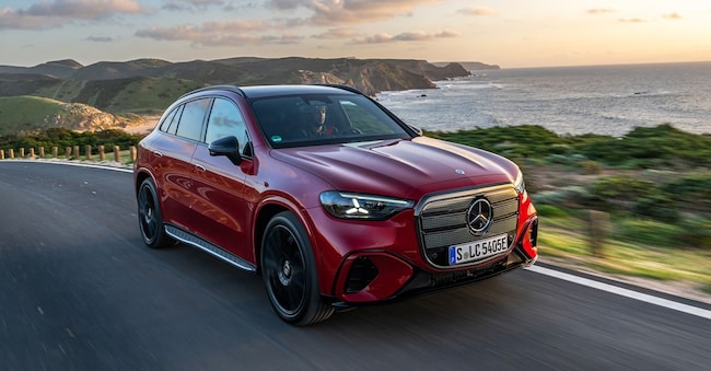 Esterni: AMG Line Plus Manufaktur rosso Patagonia metallizzato  Interni: pelle nera   Mercedes-Benz GLC 400 4MATIC con tecnologia EQ: Consumo energetico combinato: 18,9‒14,9 kWh/100 km - Emissioni di CO₂ combinate: 0 g/km - Classe CO₂: A  