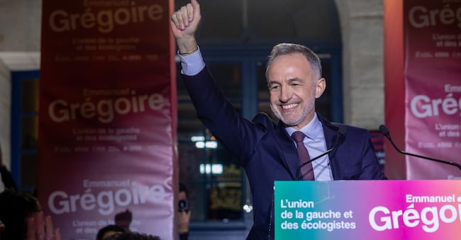 Emmanuel Grégoire, candidato del Partito Socialista (PS) e della coalizione di sinistra alle elezioni comunali di Parigi del 2026, festeggia con i sostenitori dopo che gli exit poll lo hanno dato in testa al secondo turno delle elezioni comunali francesi a Parigi, Francia, il 22 marzo 2026.  EPA/CHRISTOPHE PETIT TESSON EPA