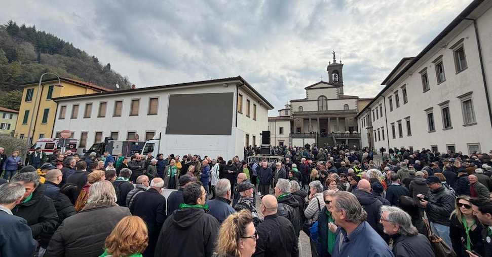 Bossi, folla di militanti a Pontida per il saluto al Senatur