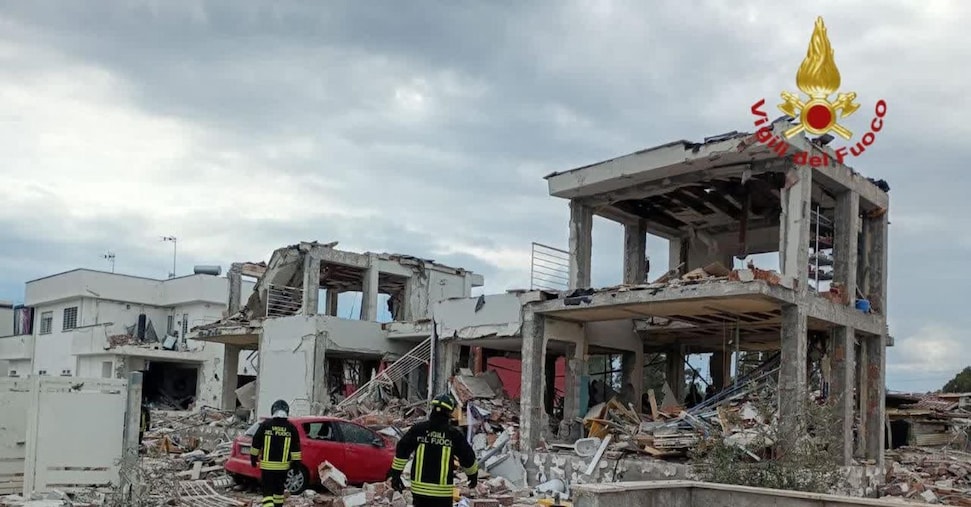 Roma, esplode una bombola a gas: crolla una palazzina. Due feriti gravi e 70 evacuati