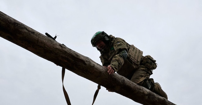 Esercitazioni di un soldato ucraino vicino al fronte della regione di Zaporizhzhia  via REUTERS