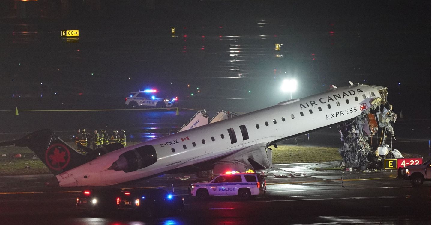 New York, aereo contro mezzo dei vigili: due morti all’aeroporto LaGuardia
