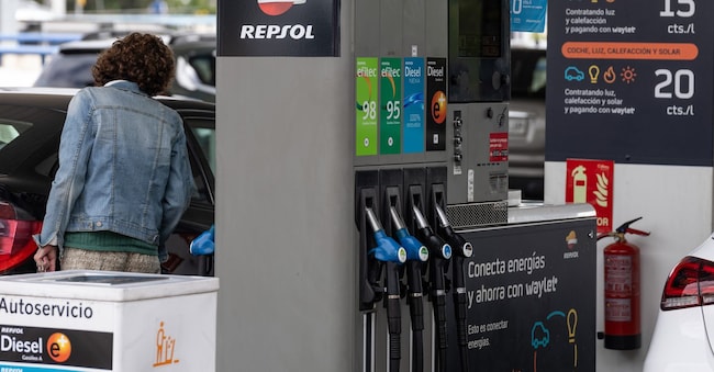 Una cliente fa rifornimento alla propria auto in una stazione di servizio Repsol SA a Madrid, in Spagna.   (Fotografo: Claudia Paparelli/Bloomberg)