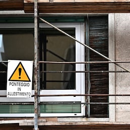 Ponteggi su palazzi per la ristrutturazione delle facciate a Genova in una foto d'archivio del 2 febbraio 2023
ANSA/LUCA ZENNARO ANSA