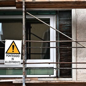 Ponteggi su palazzi per la ristrutturazione delle facciate a Genova in una foto d'archivio del 2 febbraio 2023
ANSA/LUCA ZENNARO ANSA