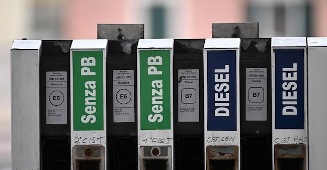 Il prezzo del carburante in forte aumento, in particolare il gasolio, ha superto i 2 euro al litro in alcuni distributori genovesi. Genova, 10 marzo 2026. ANSA/LUCA ZENNARO (generica benzina, super senza piombo, gasolio, distributore, carburanti, prezzo alla pompa, accise) ANSA