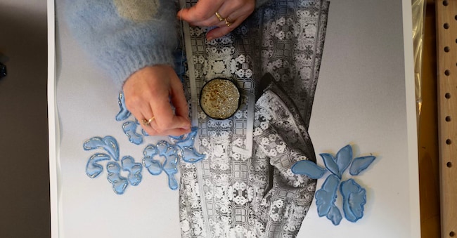 Alcuni close-up fotografici che mettono in risalto la preziosa lavorazione a ricamo di due delle più virtuose brodeuse parigine, Alexandra Latour e Héloïse Guérin: ogni look del servizio moda delle pagine precedenti è stato, prima, fotografato in studio; poi le immagini sono state stampate su canvas in modo da poter essere ricamate con tecniche diverse per esaltarne colori, forme ed energia. Infine, il lavoro finito è stato rifotografato in digitale.
