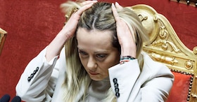 Meloni si scopre fragile: paga una campagna costellata di errori. E l’impopolarità di Trump