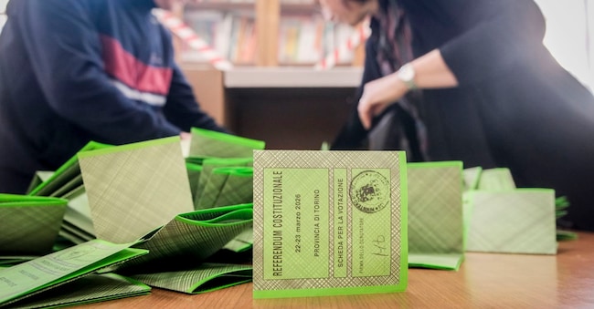 Referendum Costituzionale. Le fasi di spoglio in un seggio, Torino. Italia - cronaca- Lun 23 Marzo 2026 (foto Giulio Lapone/LaPresse).   Constitutional Referendum. The vote counting process at a polling station, Turin. Italy - News - Mon, March 23, 2026 (photo Giulio Lapone/LaPresse). LAPRESSE