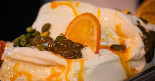 Il gusto Melody è il gusto dell’annow: una base cremosa con variegatura e granella di pistacchio e una salsa all’arancia, firmata dal maestro gelatiere Juanma Guerrero della gelateria Sicilia Gelati di Torre del Mar, in Spagna
