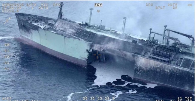 Una veduta aerea del 3 marzo 2026, ripostata su X da OSINTdefender, della petroliera russa "Arctic Metagaz". L'immagine mostra il grande buco nello scafo bruciato della nave, che avrebbe preso fuoco nel Mediterraneo dopo essere stata presa di mira da un drone navale non identificato vicino a Malta, 13 marzo 2026 ANSA