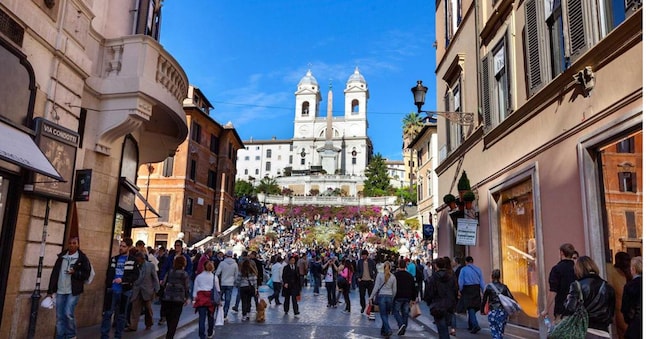 Shopping a Via Condotti a Roma: la capitale è la città italiana ad aver registrato l’aumento maggiore di acquisti tax free negli ultimi sei anni (+11,5%)